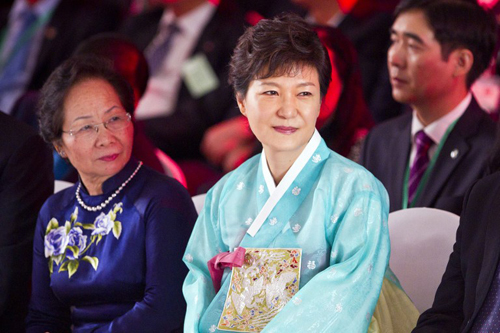 Tổng thống Hàn Quốc diện Hanbok dự triển lãm Áo dài
