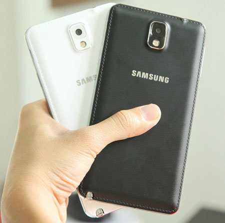 Thiết kế viền màn hình mỏng và máy có phong cách vuông các cạnh giống như thế hệ Galaxy S4.