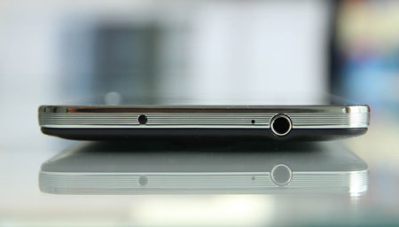 Viền khung máy giống với Galaxy S4 với chất liệu bọc kim loại.