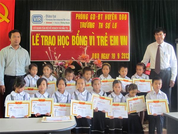 Báo Đầu tư trao học bổng cho học giỏi tỉnh Điện Biên
