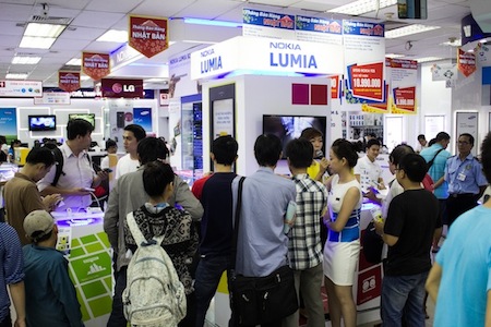 Khách hàng trải nghiệm trên những chiếc Lumia 1020 chínhhãng đầu tiên tại Việt Nam