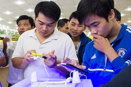 Khách hàng trải nghiệm trên những chiếc Lumia 1020 chínhhãng đầu tiên tại Việt Nam