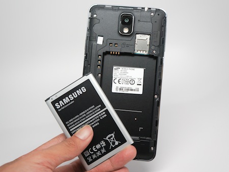 Pin có thể tháo rời, khe cắm SIM và thẻ nhớ nằm ở bên trong vỏ máy