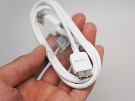 Galaxy Note 3 sử dụng cáp kết nối chuẩn USB 3.0 kèm theo