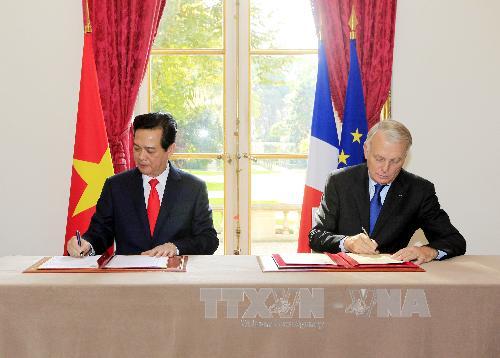 Việt - Pháp chính thức nâng quan hệ Đối tác chiến lược