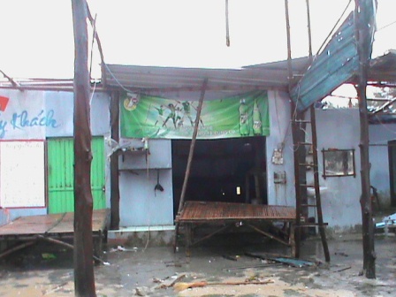 Một trong số nhiều cửa hàng bán đồ hải sản ở biển Thuận An bị thổi bay