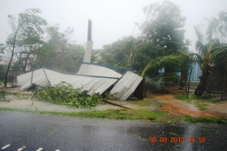 Cơn bão mạnh hiếm thấy đang càn quét Quảng Bình
