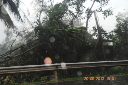 Cơn bão mạnh hiếm thấy đang càn quét Quảng Bình