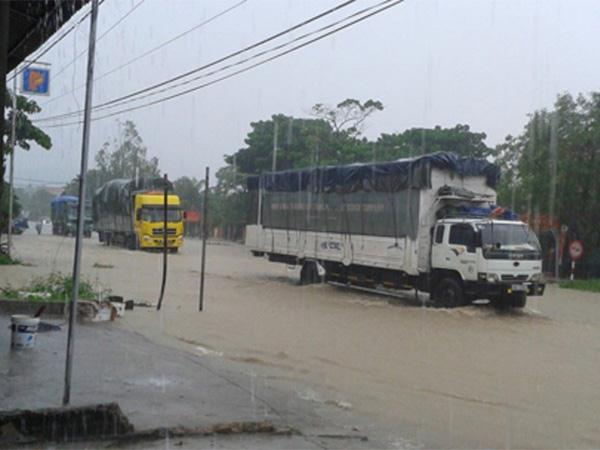 Nghệ An: mưa lớn, QL1A tắc hàng chục km