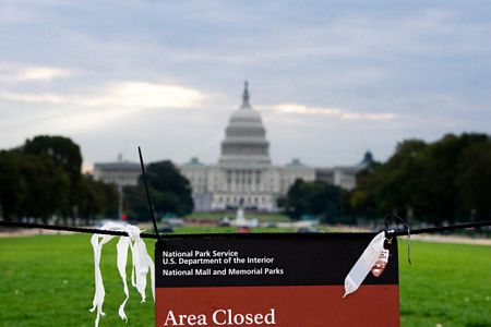 Bảng thông báo đóng cửa tại công viên quốc gia gần trụ sở quốc hội tại Washington D.C.