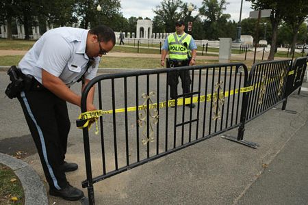 Cảnh sát đặt hàng rào chắn ngăn du khách bên ngoài tượng đài Thế chiến II.