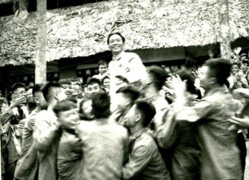 Các chiến sĩ thi đua trong Chiến dịch Điện Biên Phủ vui mừng công kênh Đại tướng-Tổng Tư lệnh Võ Nguyên Giáp tại lễ mừng công (ngày 13.5.1954).