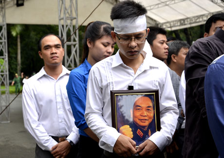 Anh Nguyễn Đình Phương đến từ quận 10 để tang Đại tướng như người thân ruột thịt của mình