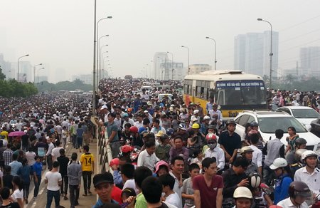 Đường Phạm Văn Đồng ken dày người dân chờ tiễn biệt Đại tướng.
