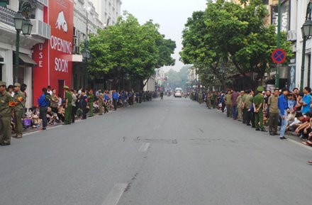 Người dân đứng dọc phố Tràng Tiền (Ảnh: Tiến Nguyên)