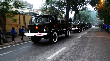 Đoàn xe tiêu binh di chuyển đến nhà Tang lễ Quốc gia.