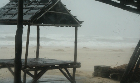 Sóng biển lớn đã tiến sát, uy hiếp nhiều nhà cửa tại biển TT-Huế