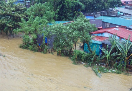 Các hộ dân ở hạ lưu sông Hương đã bị nước tấn công vào nhà