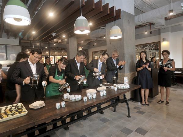 Starbucks cố gắng lấy lòng khách hàng Việt