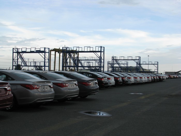Ô tô nhập khẩu tại cảng quốc tế Tân Cảng - Cái Mép (Bà Rịa- Vũng Tàu).