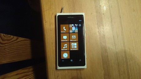Lumia 800 ngâm nước 3 tháng vẫn chạy tốt