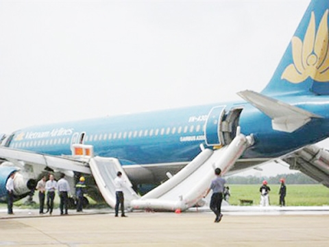 Mở cửa thoát hiểm máy bay Vietnam Airline để hít khí trời