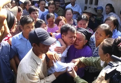 Vỡ oà ngày đoàn tụ của ông Nguyễn Thanh Chấn - người phải chịu án oan ngồi tù hơn 10 năm