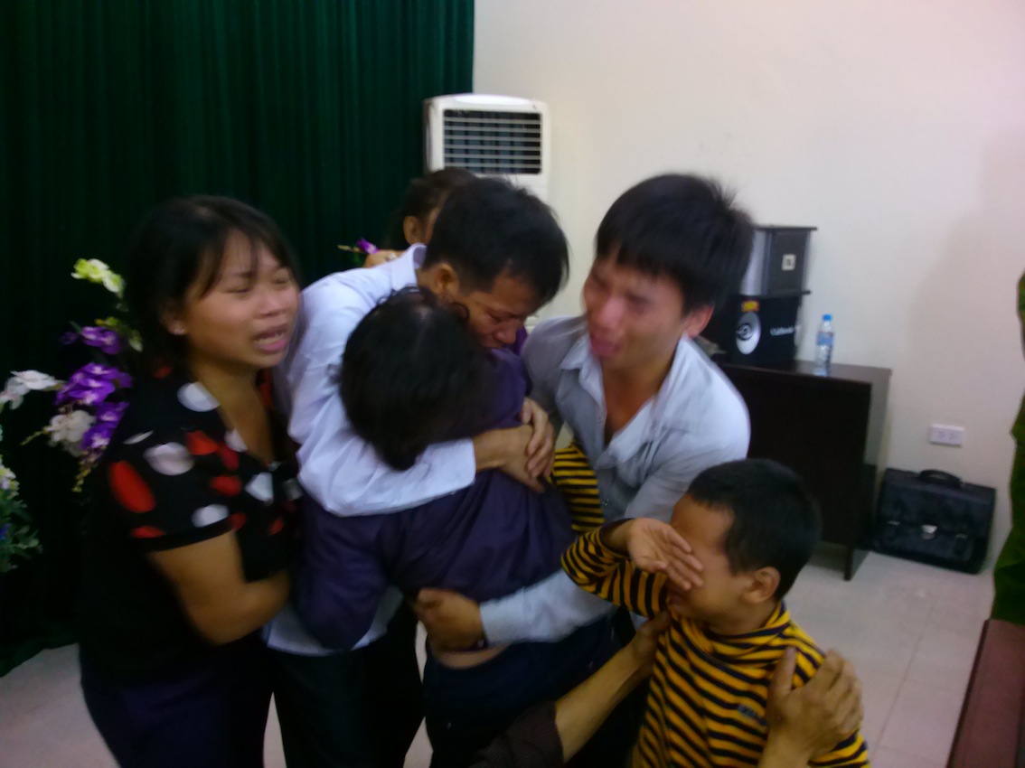 Hạnh phúc vỡ oà trong giây phút đoàn tụ gia đình của anh Nguyễn Thanh Chấn