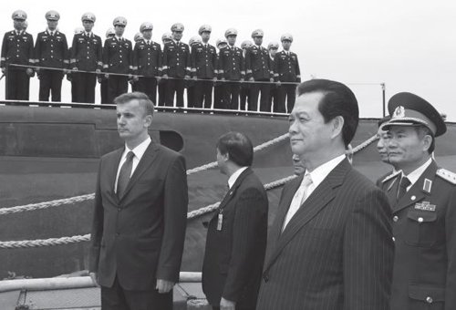 Thủ tướng Nguyễn Tấn Dũng đến thị sát tàu ngầm Hà Nội