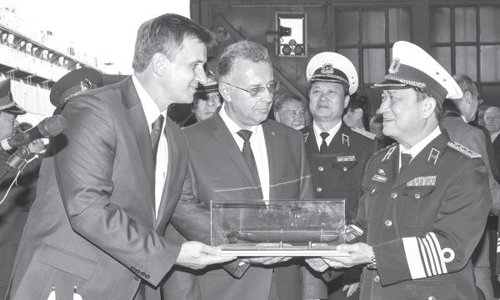 Lãnh đạo nhà máy Admiraltei verfi tặng lãnh đạo quân chủng Hải quân Việt Nam mô hình tàu ngầm Kilo 636 tại lễ hạ thủy tàu ngầm Hà Nội