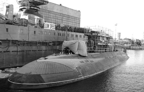 Tàu ngầm Hà Nội neo đậu tại cảng của nhà máy trong thời gian hoàn thiện phần tháp tàu