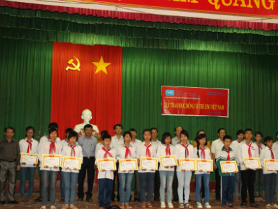 Báo Đầu tư trao 120 suất học tại Thái Bình