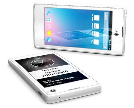 Yotaphone: Smartphone 2 màn hình sẽ được bán trước Noel