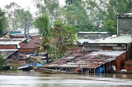 Nước lũ dâng cao làm ngập nhà dân tại TP Tam Kỳ (Ảnh: Công Bính)