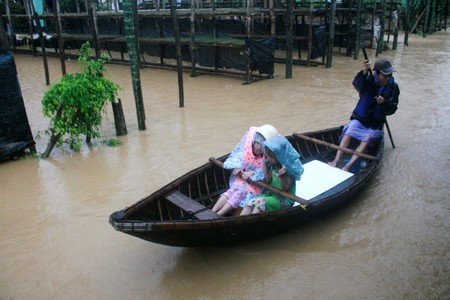 Người dân thị trấn Ái Nghĩa (huyện Đại Lộc) di tản để tránh lũ