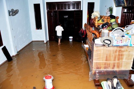 Nước tràn vào nhà dân tại thị trấn Tiên Kỳ (huyện Tiên Phước)