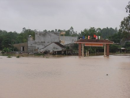 Cổng vào thôn Tịnh Ấn Đông (Sơn Tịnh) ngập chìm trong biển nước