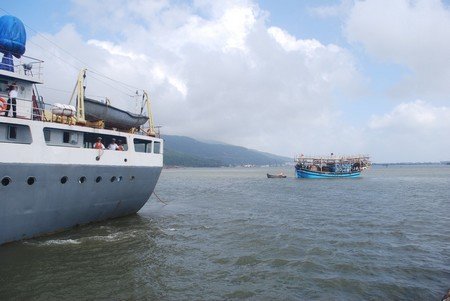 Một tàu cá bị nạn được Vùng 3 Hải quân cứu hộ đưa vào bờ