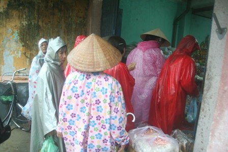 Người dân Hương Trà vội vã mua đồ tích trữ