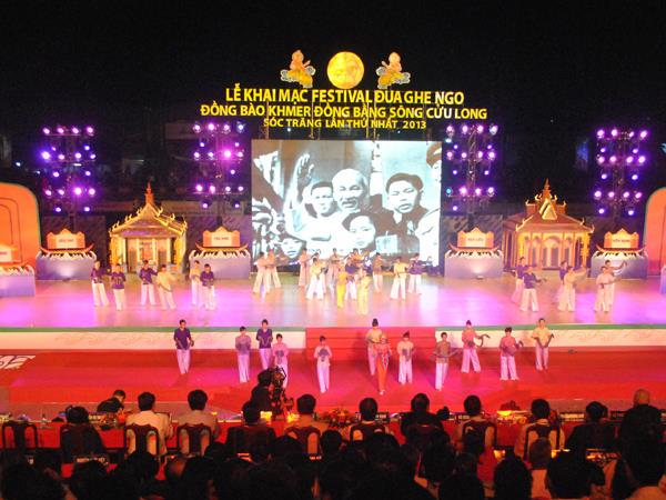 Tưng bừng Festival Đua ghe Ngo lần thứ nhất