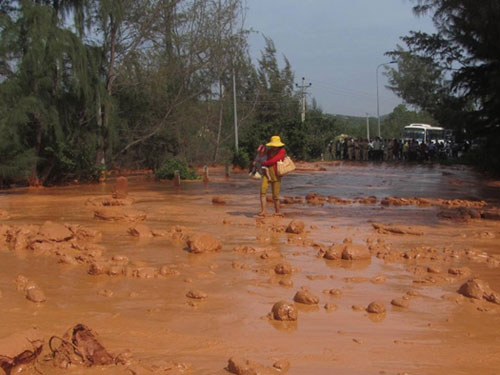 Bình Thuận: Hồ chứa bùn titan vỡ, 3 người suýt chết