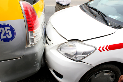 3 xe taxi đi phía sau cũng bị dồn toa, đầu và đuôi của những chiếc xe này găm vào nhau.Ảnh: Phương Sơn