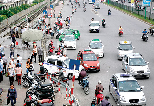 Hà Nội: Taxi và chiêu trò đối phó cảnh sát