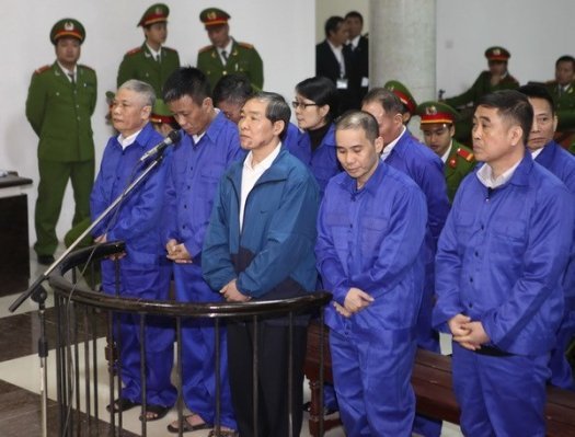 Dương Chí Dũng và 9 đồng phạm tại tòa.