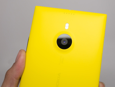 Cụm camera của Lumia 1520 được thiết kế gọn hơn so với thế hệ Lumia 1020 của Nokia.