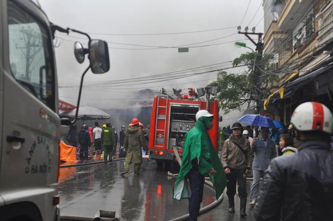 Hà Nội: Chợ Nhà Xanh đang cháy lớn