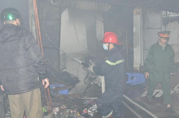 Hà Nội: Đang cháy lớn ở chợ Nhà Xanh