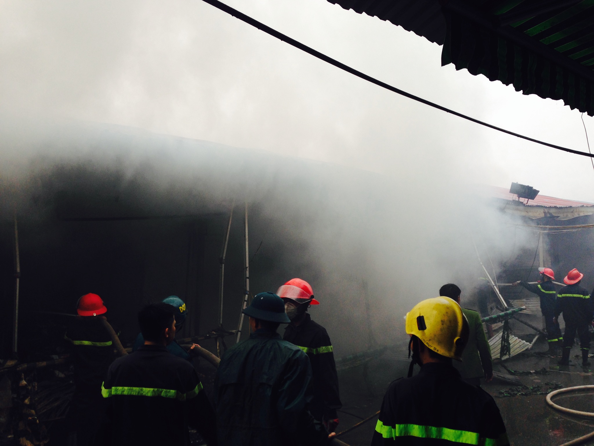 Hà Nội: Đang cháy lớn ở chợ Nhà Xanh