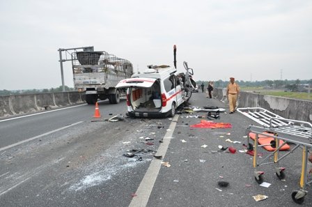 Hiện trường vụ tai nạn giao thông nghiêm trọng khiến 3 người chết