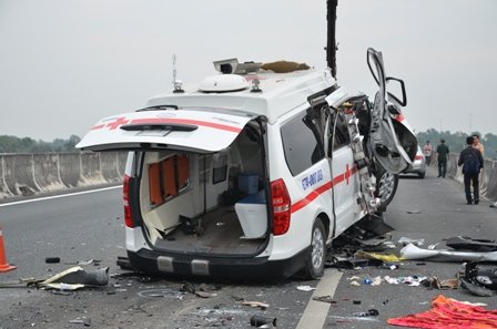 Hiện trường vụ tai nạn giao thông nghiêm trọng khiến 3 người chết